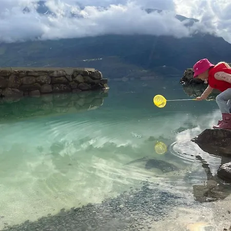 Flo House 펜션 스트륀